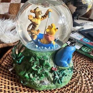 DISNEY Winnie the Pooh “Rain Came Down” Tigger Eyeore Pooh Umbrella Snow Globe